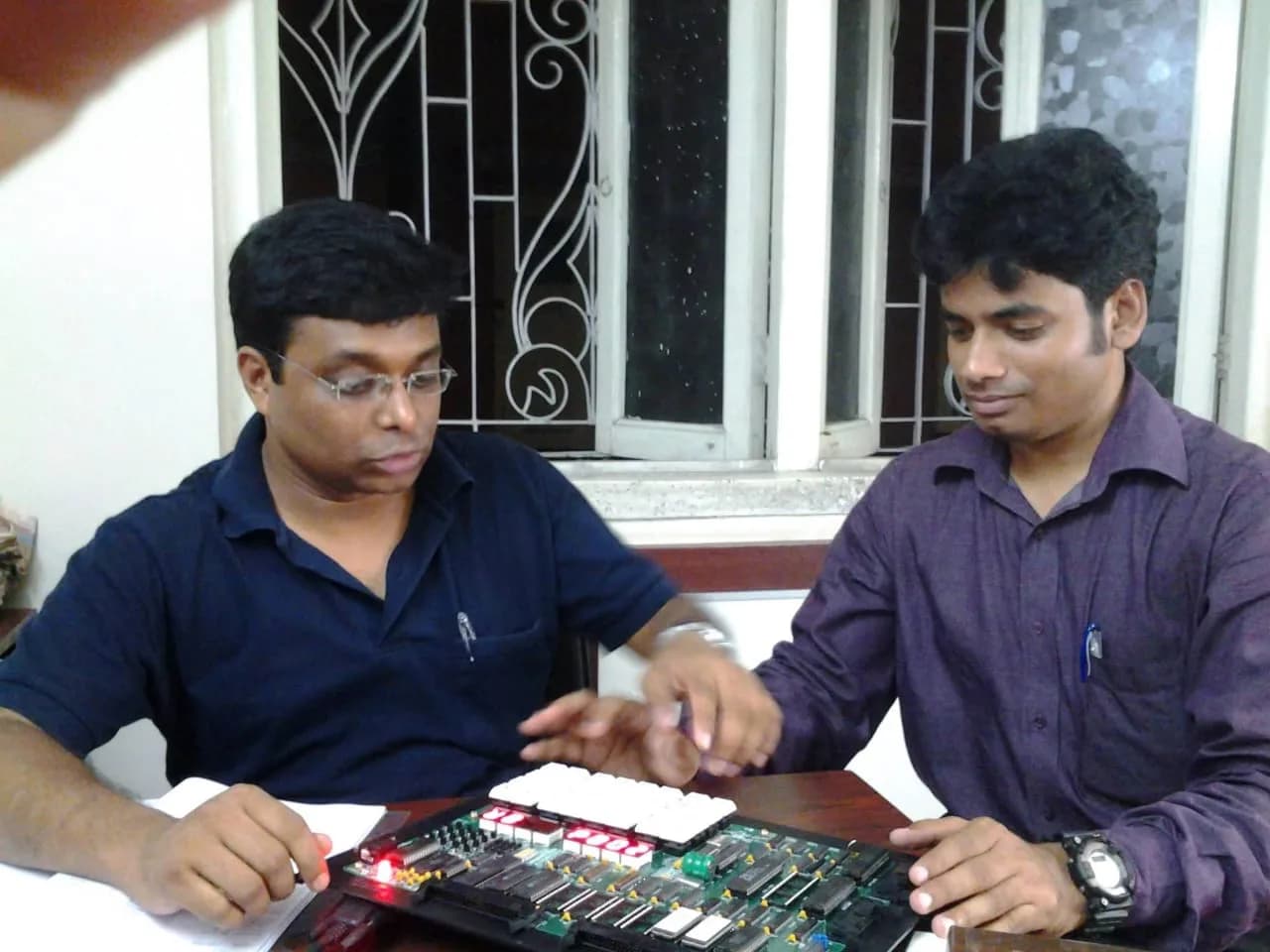 Hands-on training with a microprocessor trainer kit