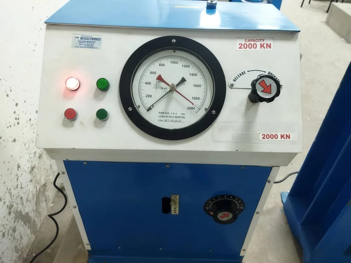 Compression testing machine